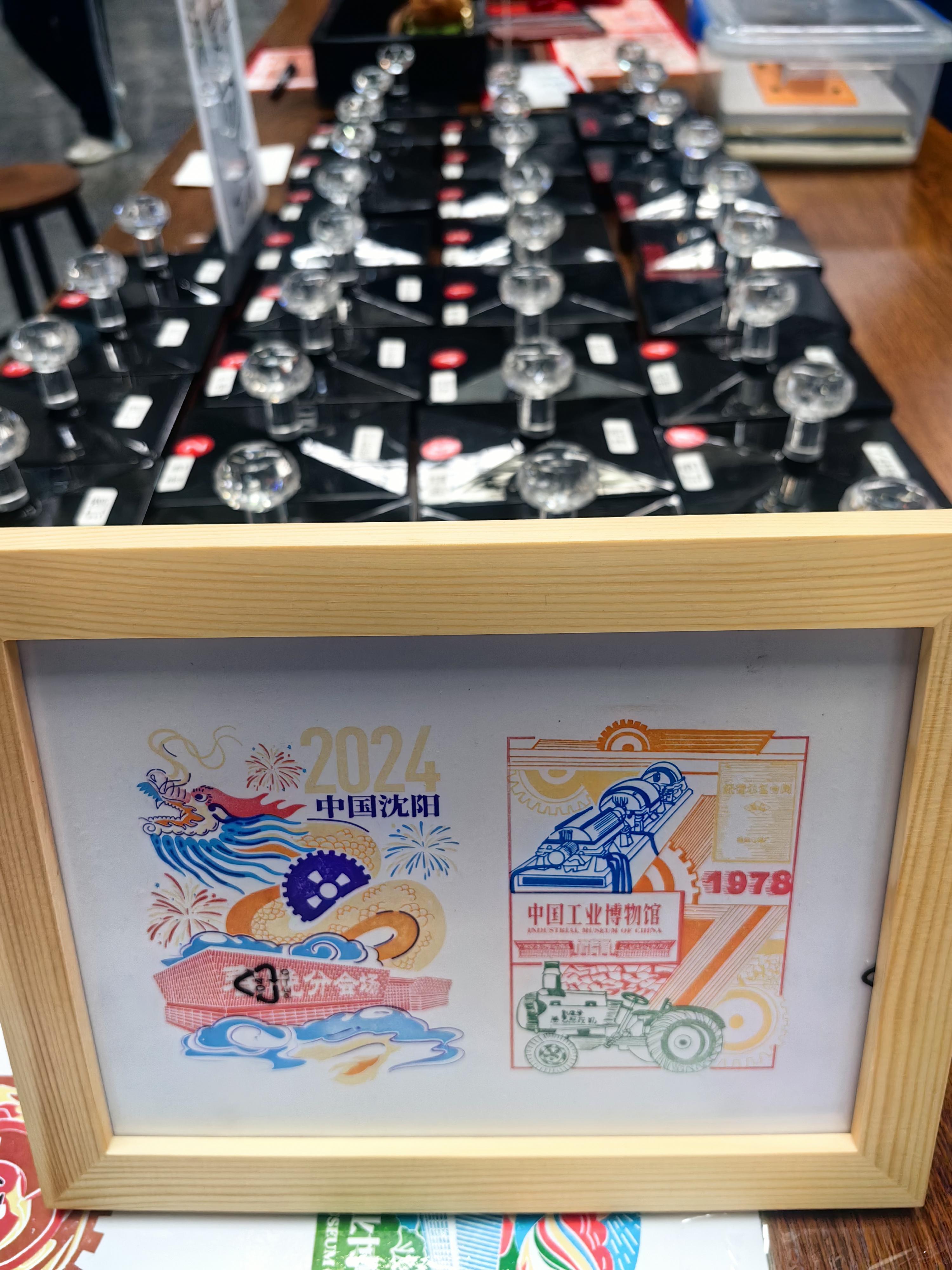 接近中午,位于铁西区的中国工业博物馆文创商店内,游客如织.